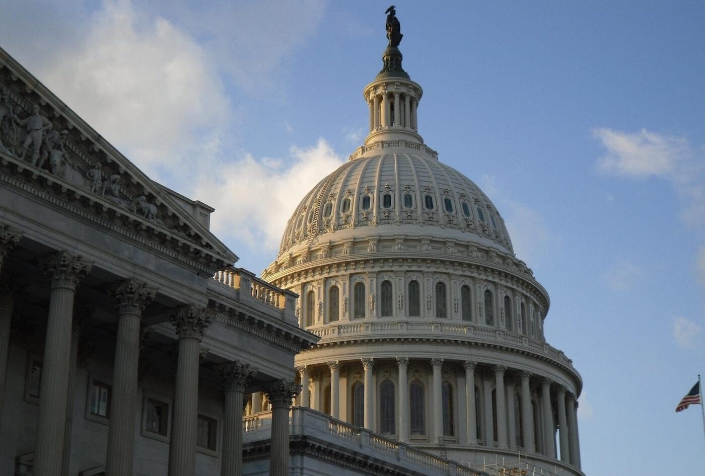 US lawmakers propose annual EV fee in transport bill
