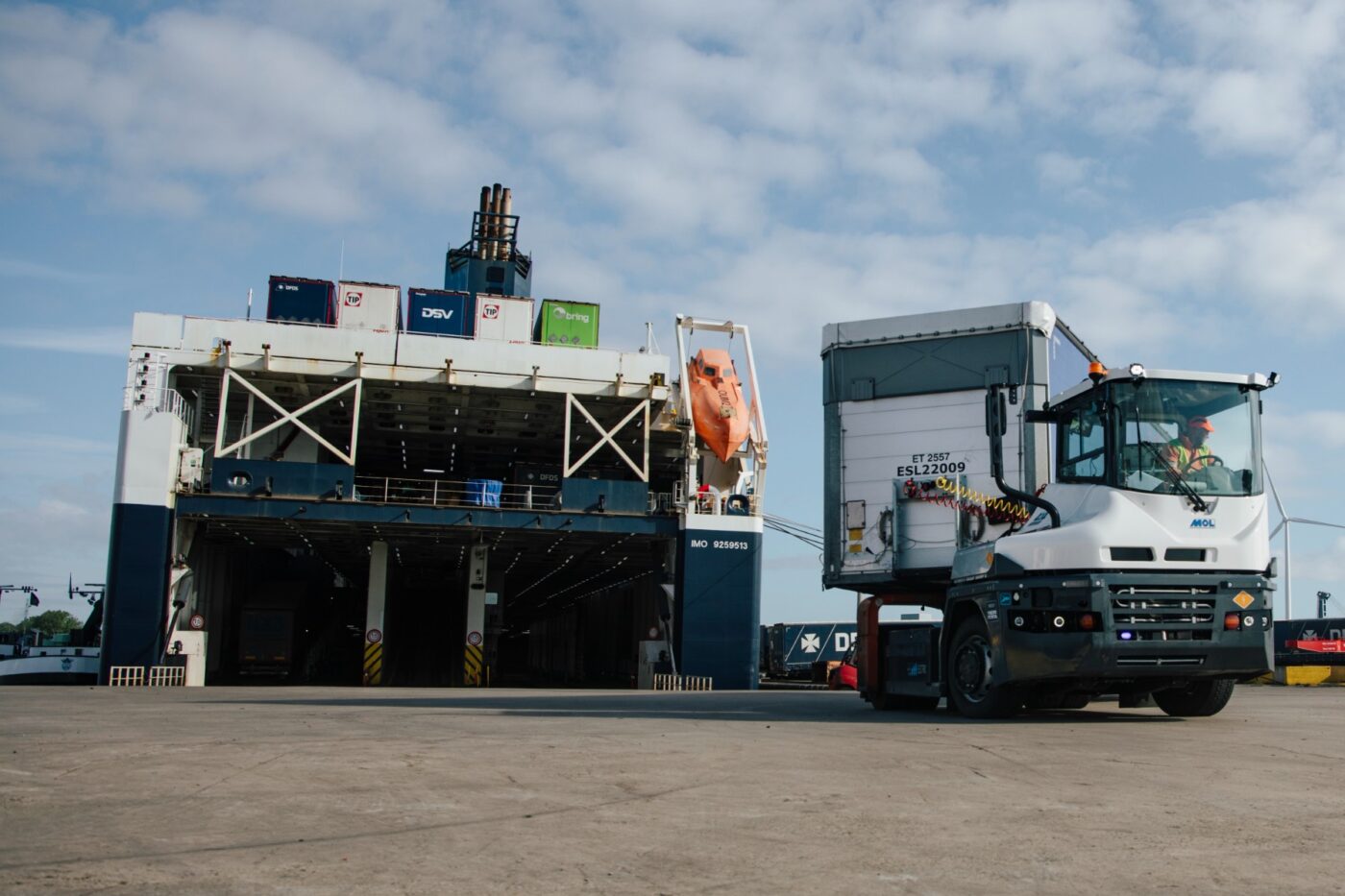 DFDS orders six electric terminal tractors from MOL and Volvo Penta