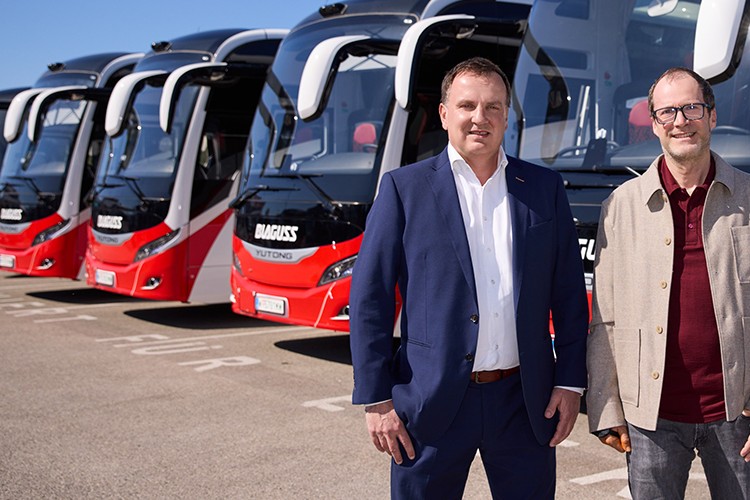 Austria: Blaguss integrates a dozen battery-electric coaches