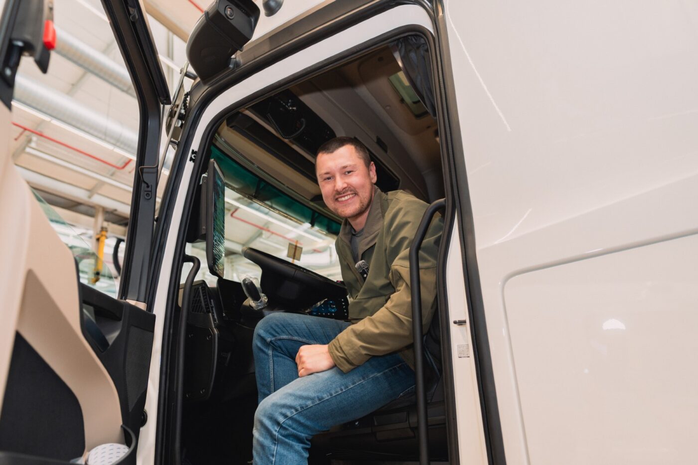 Around the globe with the eActros 600 in 80 charging sessions