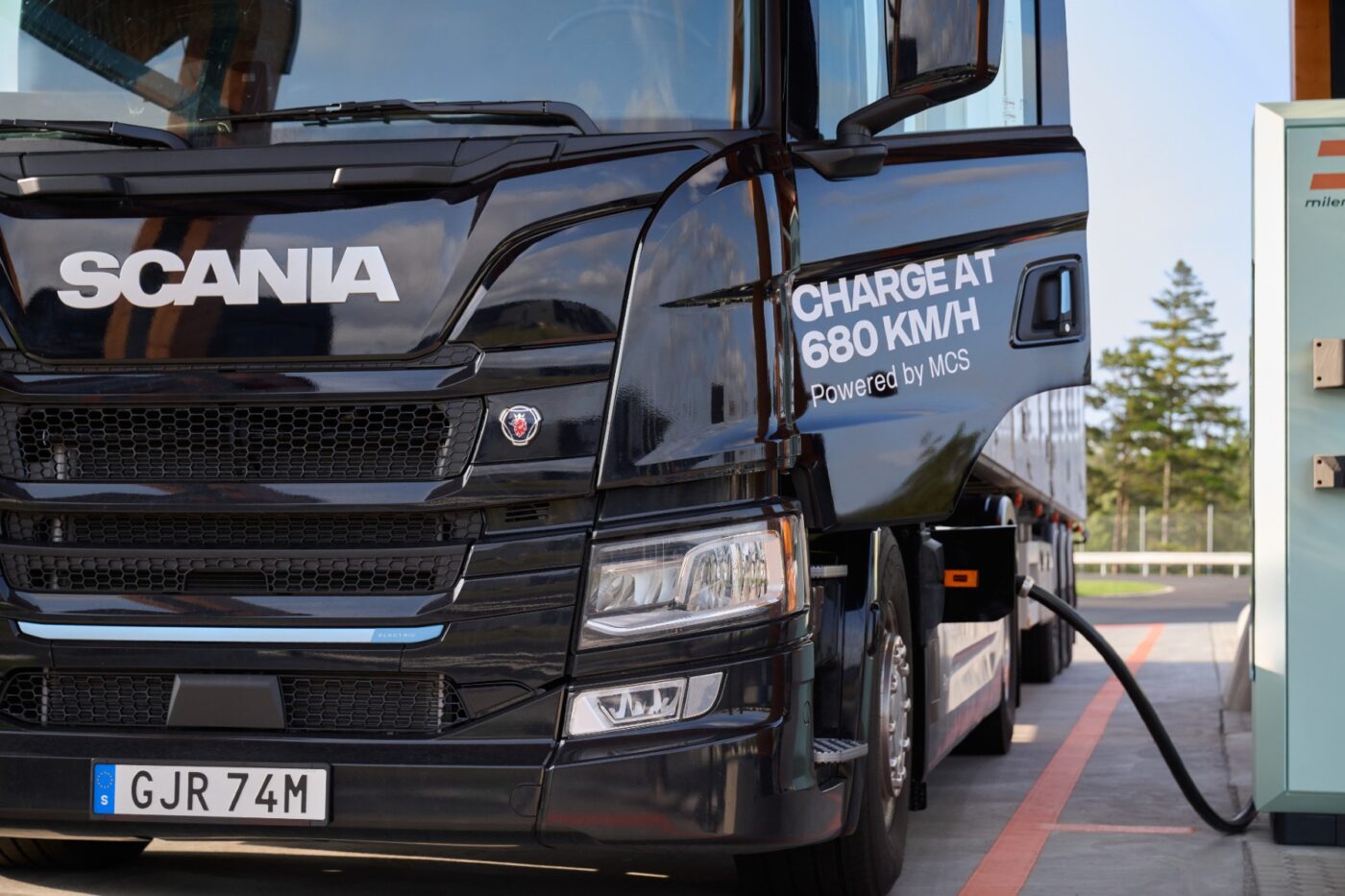 Scania showcases bidirectional truck charging at 750 kW
