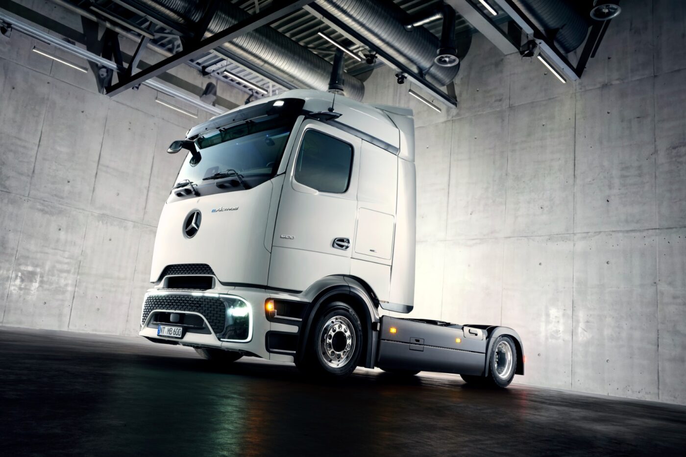 Daimler Truck introduces eActros Lowliner