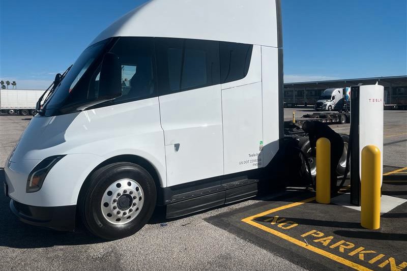 It’s official: Tesla Semi features 822 kWh battery capacity