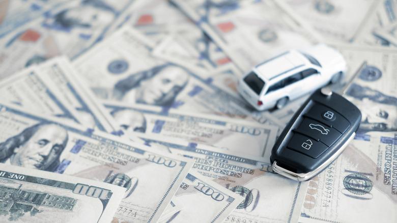 Cash Vs Credit: Here's How Experts Think It's Best To Pay For A Car In 2026