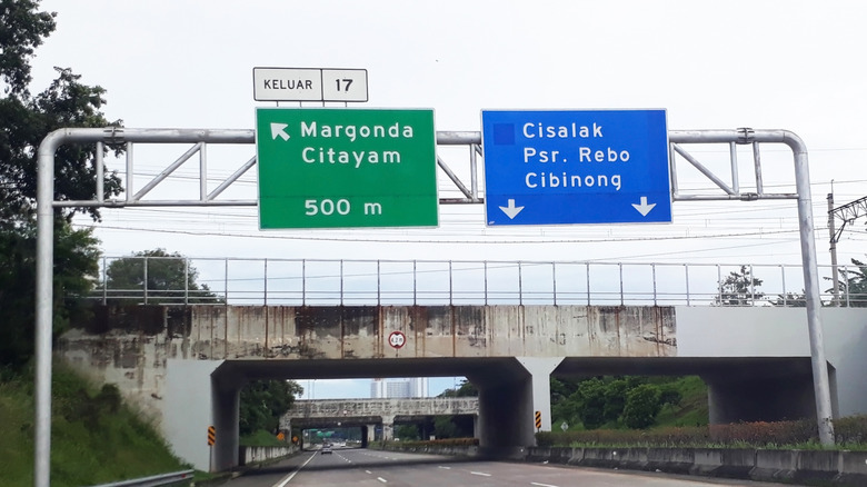 Do All Official U.S. Road Signs Use The Same Font And Design?