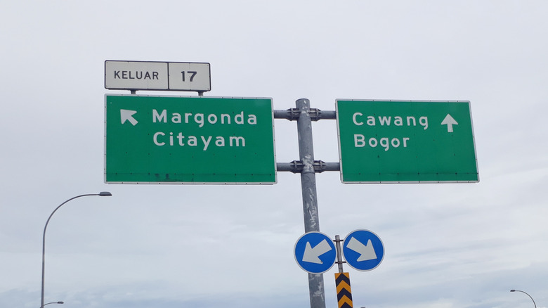 Do All Official U.S. Road Signs Use The Same Font And Design?