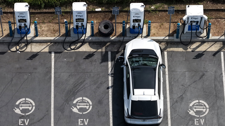 EV Renter Hit With $418 Bill After Using Hyundai Dealership's Public EVgo Charger For 44 Minutes