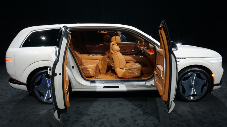 Genesis GV90's B-Pillar-Less Neolun Arch Gate Coach Doors Are A Masterpiece Of Engineering