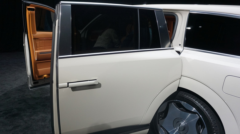 Genesis GV90's B-Pillar-Less Neolun Arch Gate Coach Doors Are A Masterpiece Of Engineering
