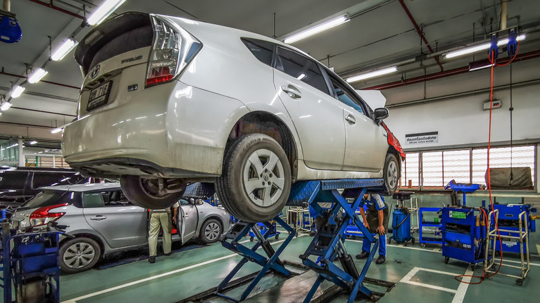 Here's What Happens When A Hybrid Car's High-Voltage Battery Runs Out Of Power