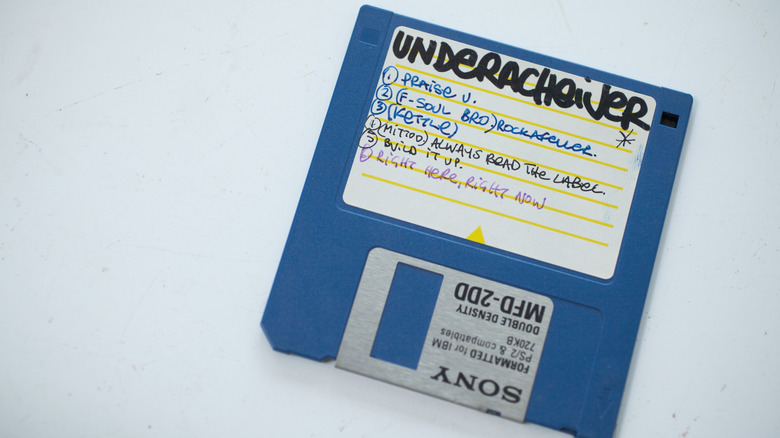 Tesla, It Seems Your Tesla Will Recognize A 3.5-Inch Floppy Disk Drive