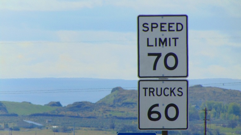 Why You'll See Two Different Speed Limit Signs On The Same Road