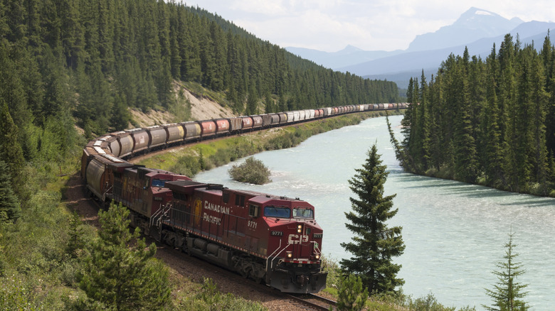 Why Many Modern Electric Trains Stick With Diesel Engines Over Power Lines Or Batteries