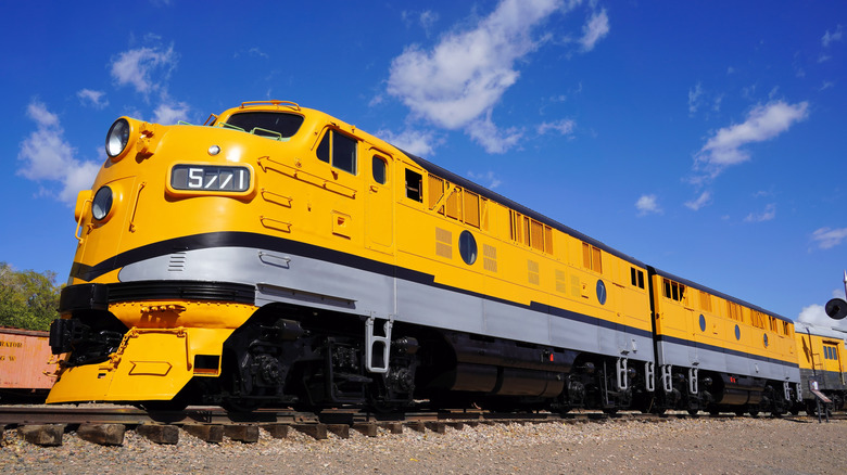 Why Many Modern Electric Trains Stick With Diesel Engines Over Power Lines Or Batteries