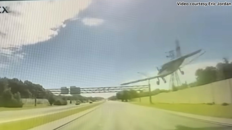 21-Year-Old Flight Instructor Successfully Threads The Needle Through Highway Signage In Emergency Landing