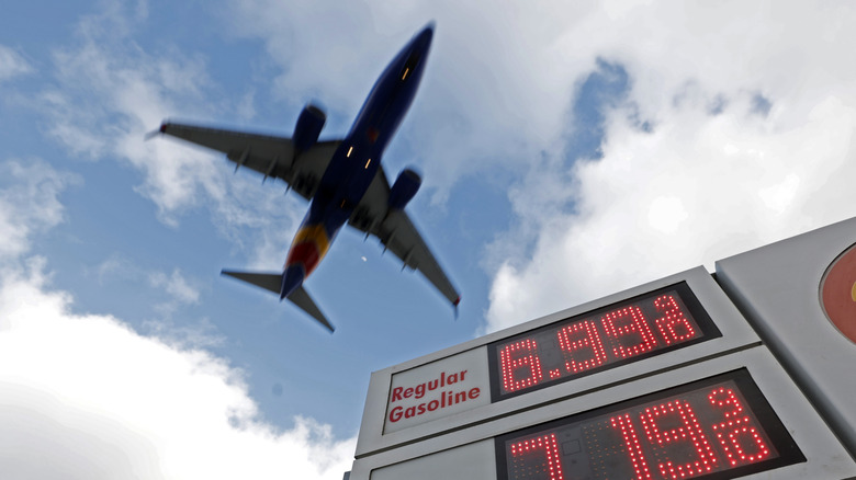 900 Planes Grounded Due To Engine Shortage, Claims United CEO