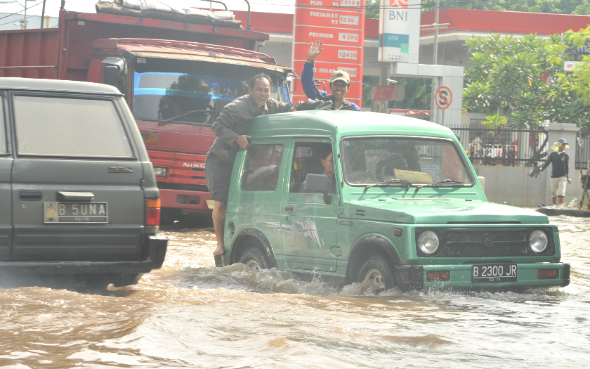Tips Aman Melewati Genangan Banjir Agar Mobil Tidak Bermasalah