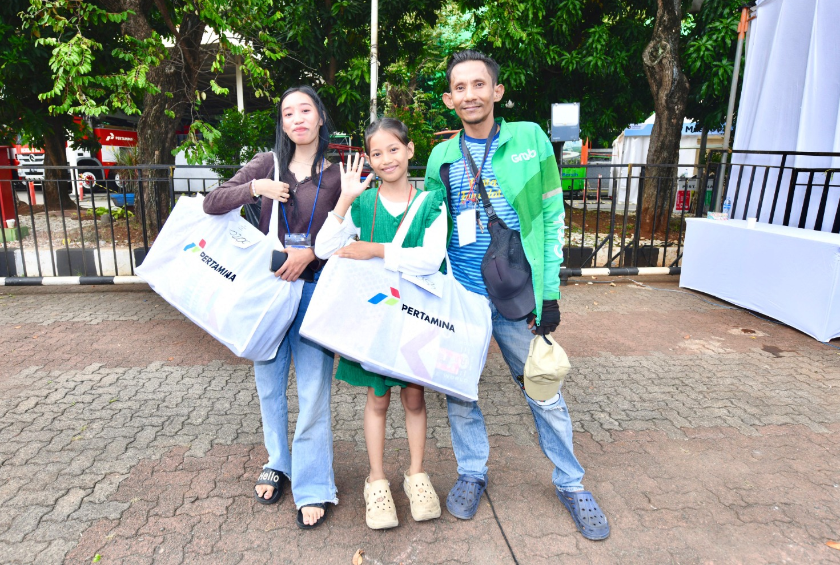 Putra-Puteri Pengemudi Ojek Full Senyum, Pertamina Beri Perlengkapan Sekolah Lengkap, Produk Lokal Jadi Pilihan Utama