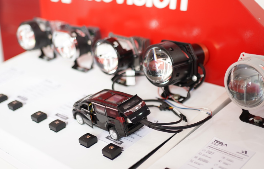 Autovision Luncurkan BiLED Projector Dakar Carbon RTF di GIIAS 2025. Punya Fitur Modern dan Teknologi Canggih
