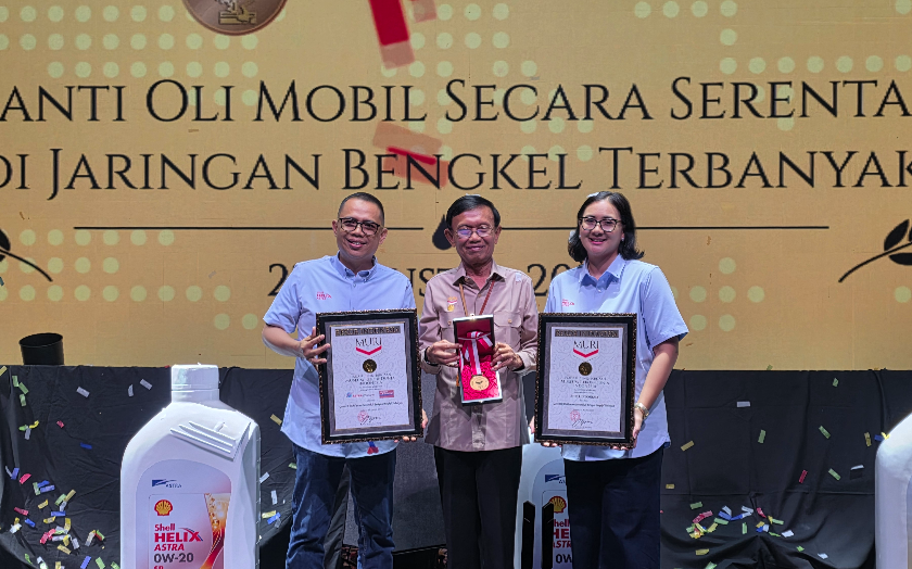 Astra Otoparts Pecahkan Rekor MURI Penggantian Oli Serentak Terbanyak