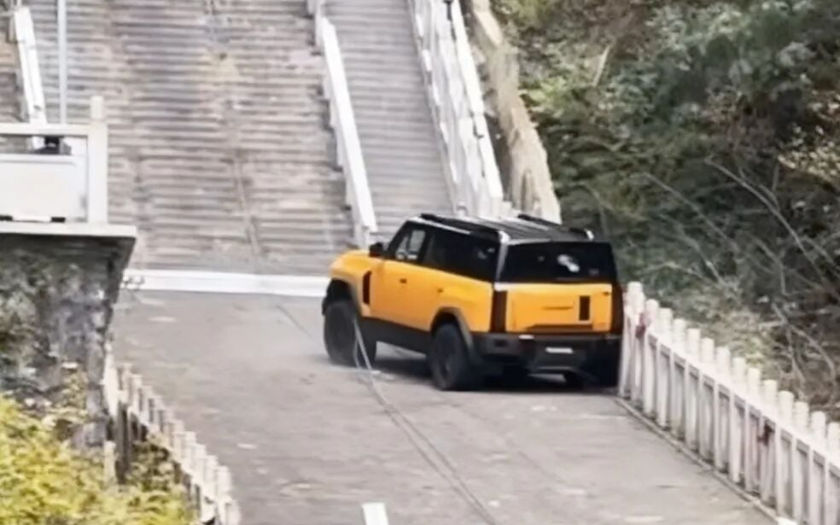 Chery Fengyun X3L Gagal Nanjak Karena Tersangkut Seling, Chery Indonesia Beri Klarifikasi