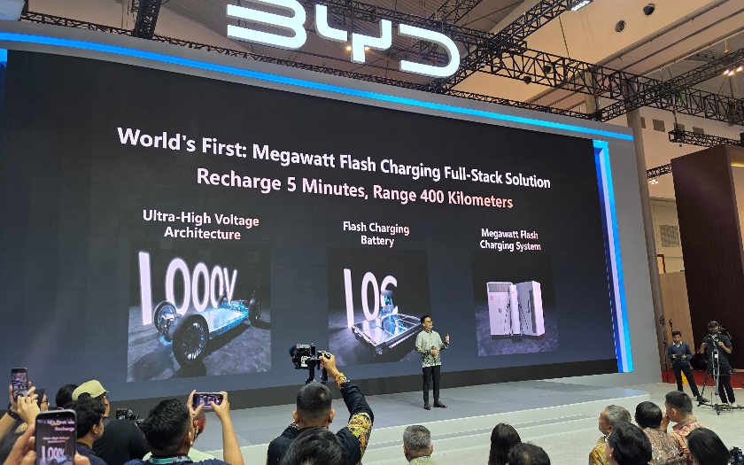 BYD, Tak Bawa Mobil Baru, BYD Perkenalkan Teknologi Megawatt Charging, Isi Baterai 5 Menit Bisa Jalan 400 Km