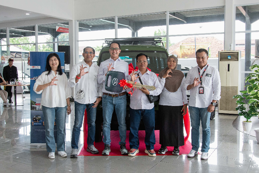 Rezeki Nomplok, Guru Asal Lombok Ini Dapat Daihatsu Gran Max Full Modifikasi