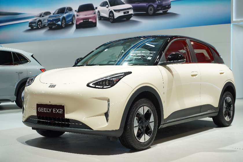 Hanya di IIMS 2026, Bawa Pulang Mobil Baru Geely EX2 Gratis Portable Charger