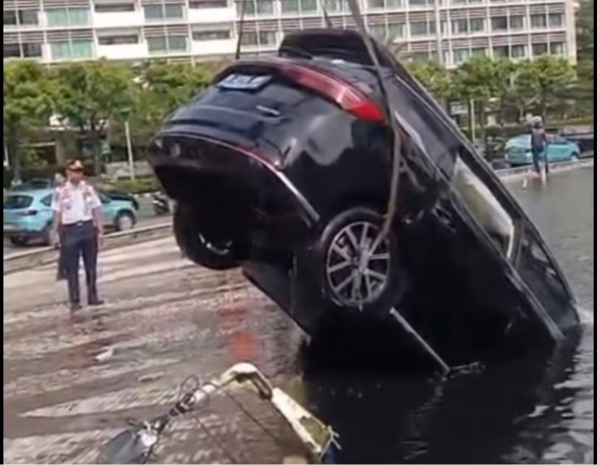 Waduh, BYD M6 Nyemplung ke Kolam Bundaran HI, Ternyata Ini Penyebabnya