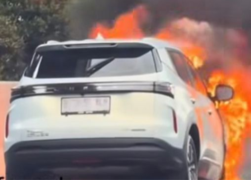 Chery Tiggo Cross Terbakar Hebat di Tol Japek, Pabrikan Kasih Klarifikasi Begini