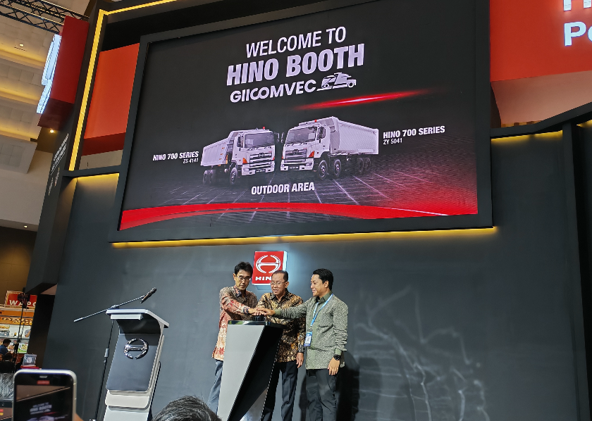 Hino Luncurkan Bus 4x4 di GIICOMVEC 2026, Dukung Operasional Perkebunan dan Pertambangan