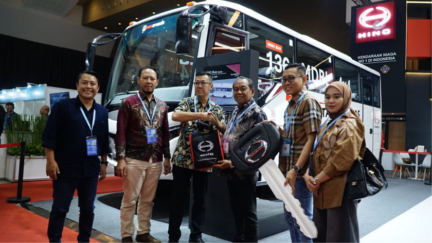 Hino Bus 136 MDBL 4x4 Langsung Laku, Serah Terima Perdana di GIICOMVEC 2026