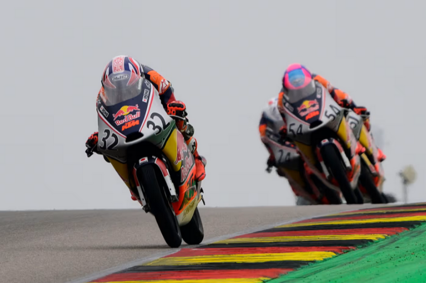 Start Posisi 17, Kiandra Ramadhipa Berhasil Raih Podium Utama Red Bull MotoGP Rookies 2026