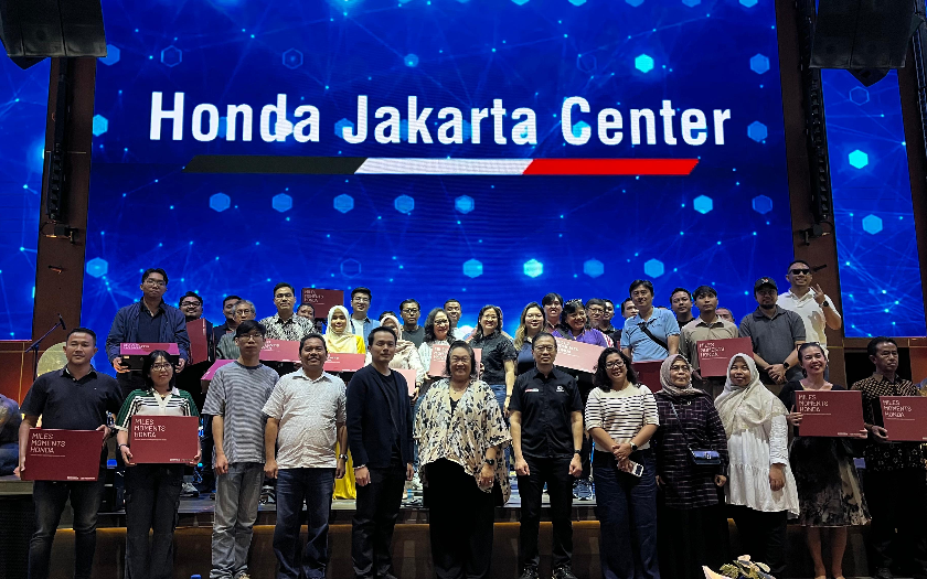 Banjir Senyum, Honda Serahkan Hadiah Honda Brio kepada Pelanggan Setianya