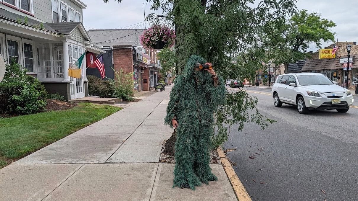 Cops Imitating Plants Catch 74 Drivers on Their Phones in Six Hours