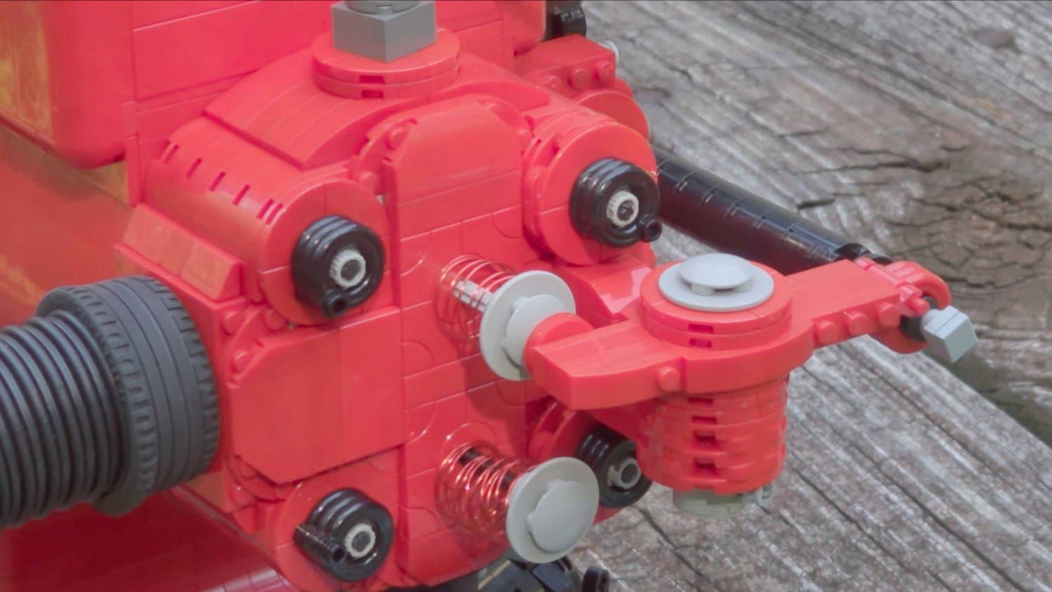 Recreating an Antique Hit-and-Miss Engine With Lego Is One Way to Kill Time