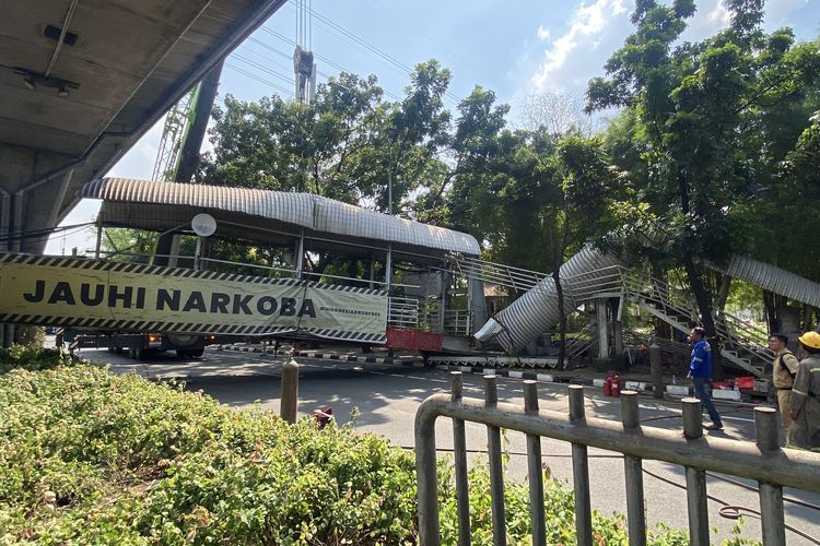 Pembongkaran JPO Selesai, Jalan Kapten Tendean Kembali Dibuka