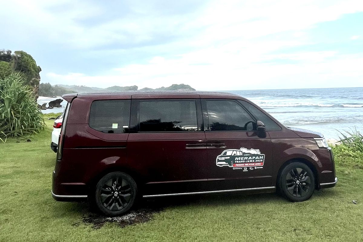 Jelajah Pantai Eksotik di Selatan Jawa Pakai Honda Step WGN