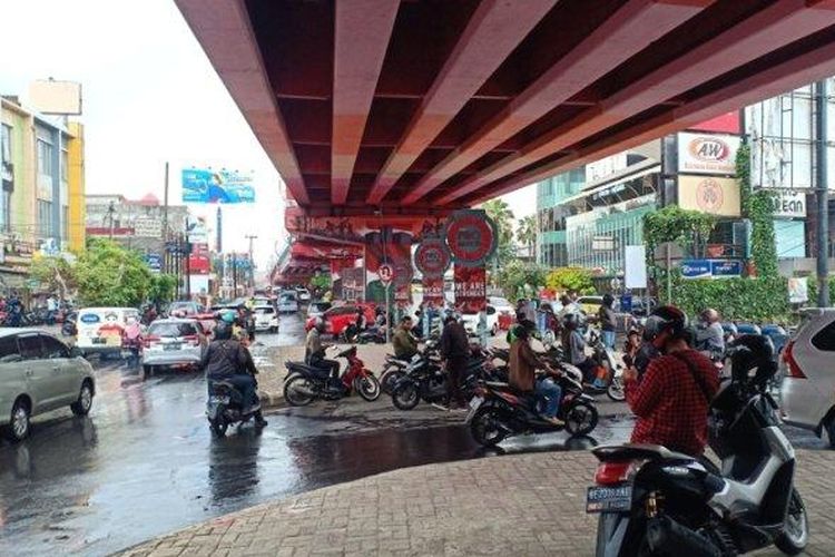 Saat Hujan Pengendara Motor Hindari Tempat Ini untuk Berteduh