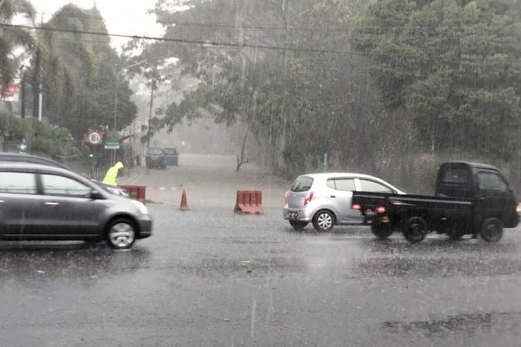 Begini Tanda Mobil Mau "Melintir" Akibat Aquaplaning