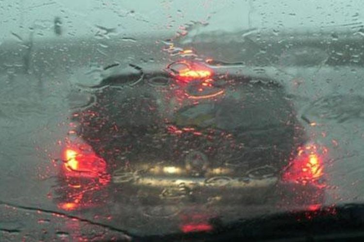 Hujan Deras di Jalan? Ini Langkah Aman yang Harus Dilakukan Pengemudi
