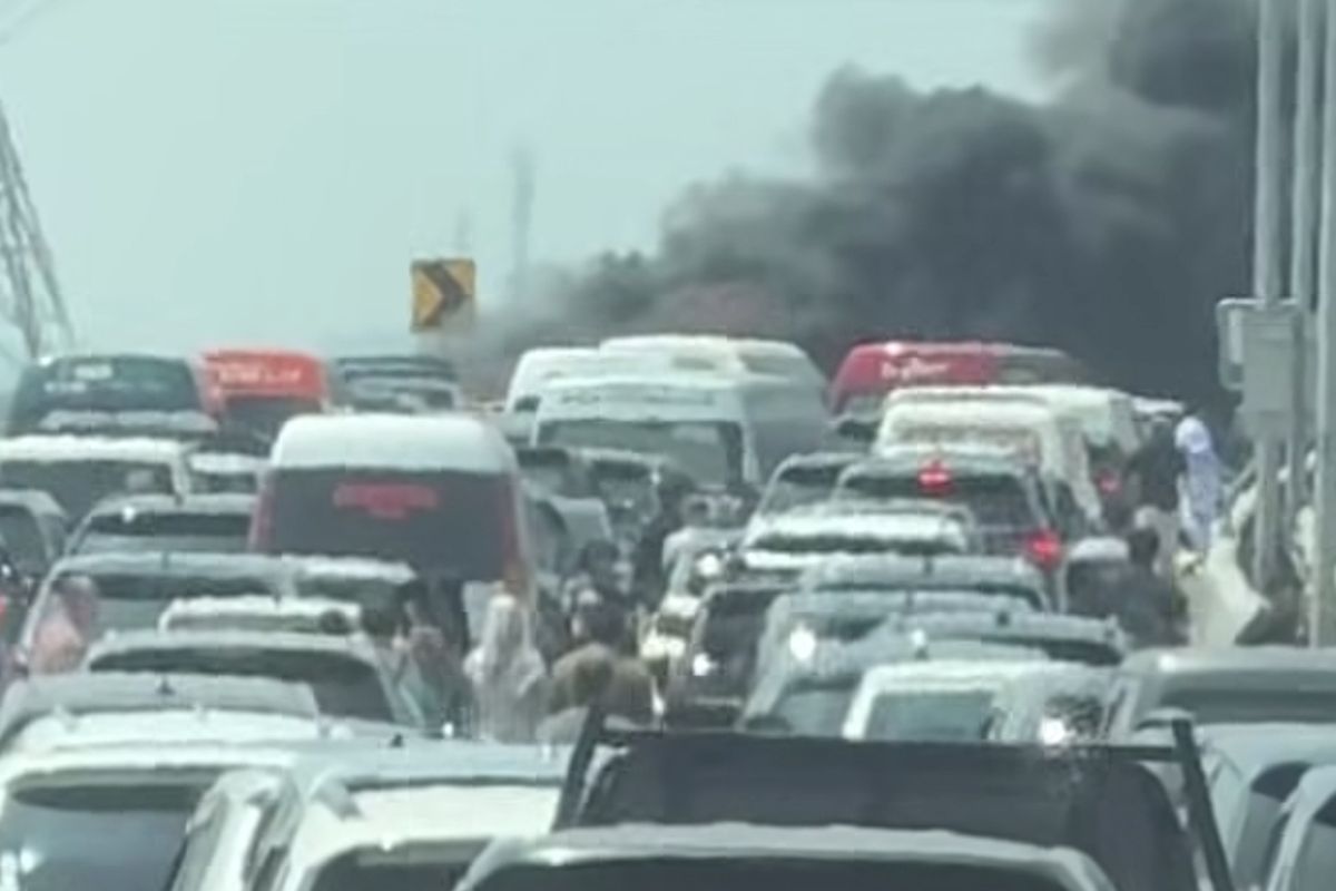 Viral Mobil Terbakar di Tol MBZ Diduga Mobil Listrik, Ini Faktanya