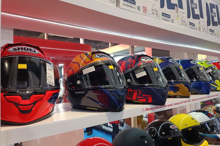 Tips Penting Ventilasi Helm Agar Tak Berembun Saat Hujan