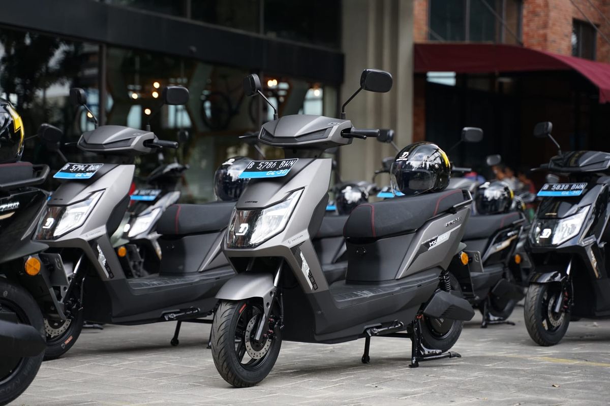 United Serahkan 30 Unit MX1200 Edisi Khusus Ojek Online