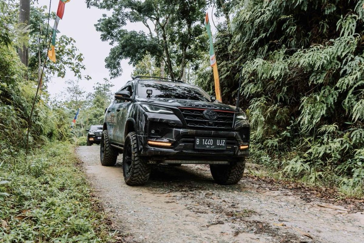 Komunitas Fortuner Unjuk Gigi di Medan Ekstrem Borneo