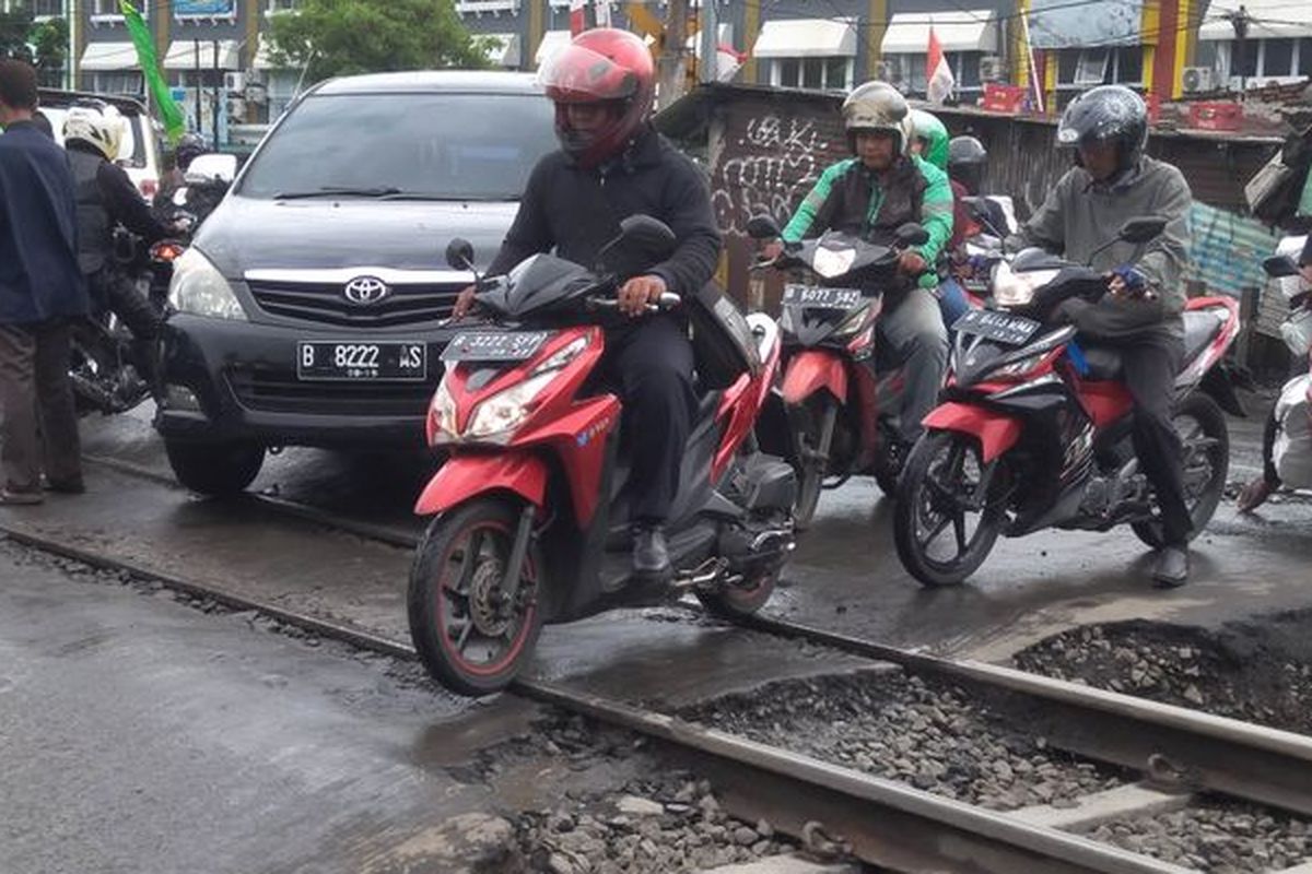 Hindari Kecelakaan, Ingat Aturan di Pelintasan Kereta Api