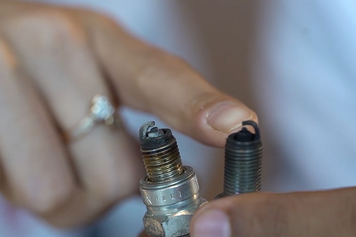 Hindari Kebiasaan Buruk Ini Saat Membersihkan Busi