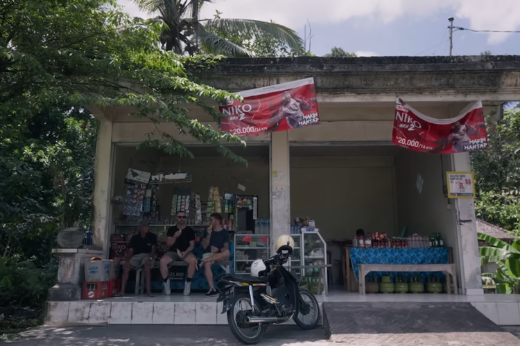 Sahabat Chris Hemsworth Keliling Bali Pakai Bebek Honda Astrea Prima