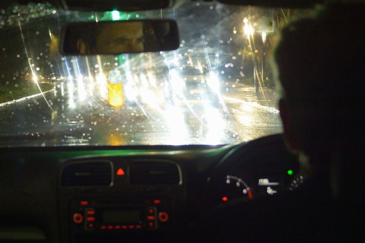 Cara Aman Menghadapi Silau Lampu Kendaraan Saat Mudik Malam Hari