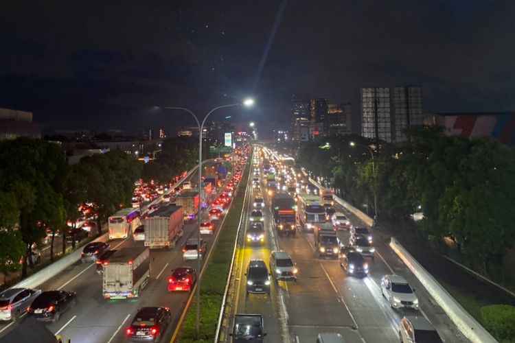 Cara Aman Hadapi Silau Lampu Kendaraan di Malam Hari